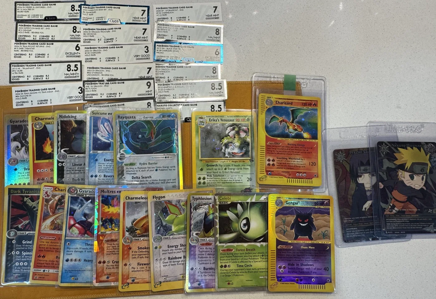 Lote de slabs abiertos con sus etiquetas, listos para reenviar a PSA