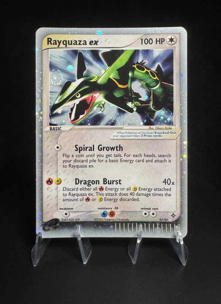 Rayquaza ex en un soporte de exhibición