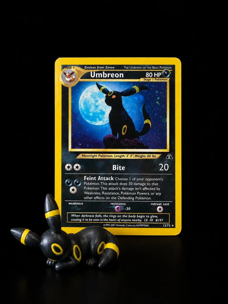 Umbreon junto a una figura de Umbreon